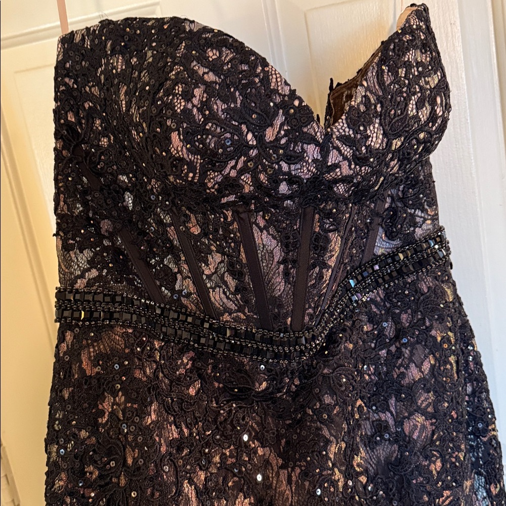 MAC DUGGAL
Black Embellished Strapless Sweetheart Trumpet Gown - Picture 8 of 17